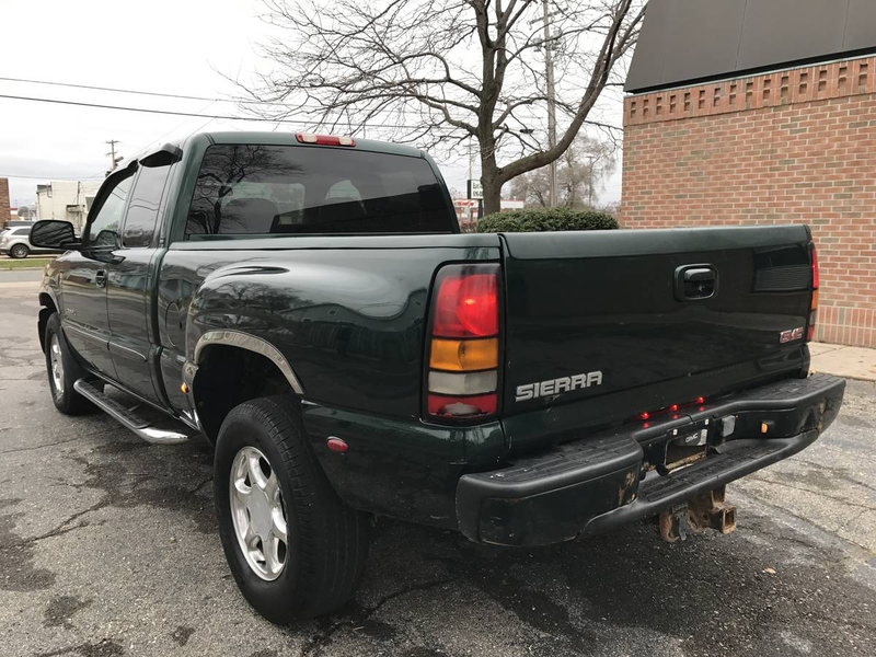 Illustration for article titled For $5,800, Could This 2004 GMC Denali Steer You Wrong?